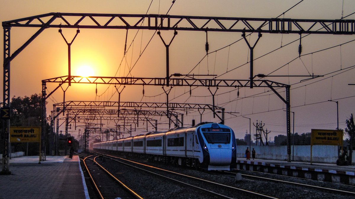 ChetanNeware4's tweet photo. 22225 Mumbai - Solapur Vande Bharat Express passes from Malavali.
#raildrishti #indianrailways #IRFCA @proicfindrlys @ICFChennai https://t.co/HTgBsU21X7