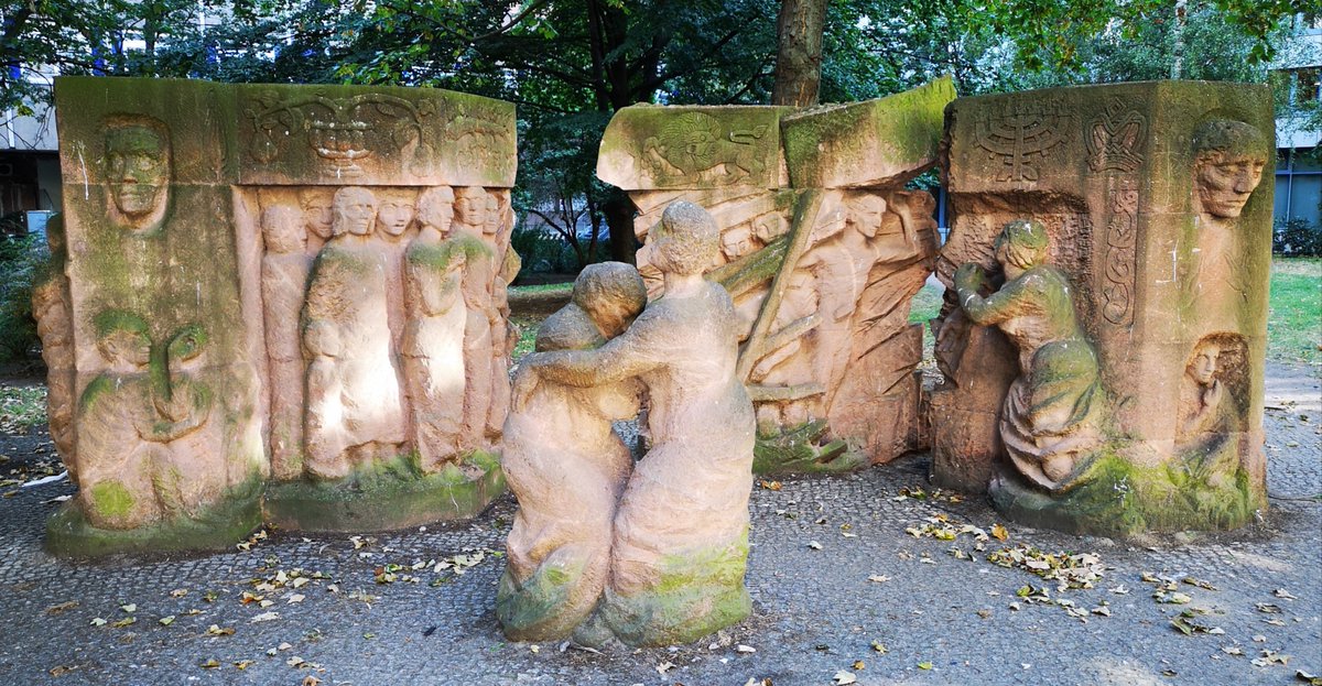 Stift_und_Bogen's tweet photo. Skulpturengruppe "Block der Frauen" (1995) von Ingeborg #Hunzinger und Anna Franziska #Schwarzbach, Rosenstraße in Mitte. Erinnerung an den "Rosenstraßen-Protest" von #FrauenimWiderstand gegen das NS-Regime, begonnen am Abend des 27. Februar 1943, #otd vor 80 Jahren.

#Berlin https://t.co/ipzeoOR0aB