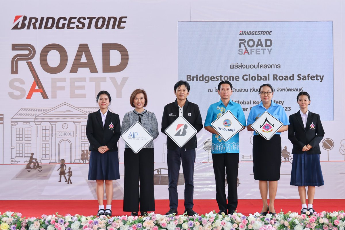 AIPFoundation's tweet image. 🌟Celebrating new milestones of the #Bridgestone Global Road Safety Project in Thailand! 
✅ the installation of 30 km/h speed limit signs  
✅ traffic calming zone markings
✅speed bumps (for speed reduction)
↘️ Read more here: 
lnkd.in/g-mSFK4u
#Love30 #StreetsforLife
