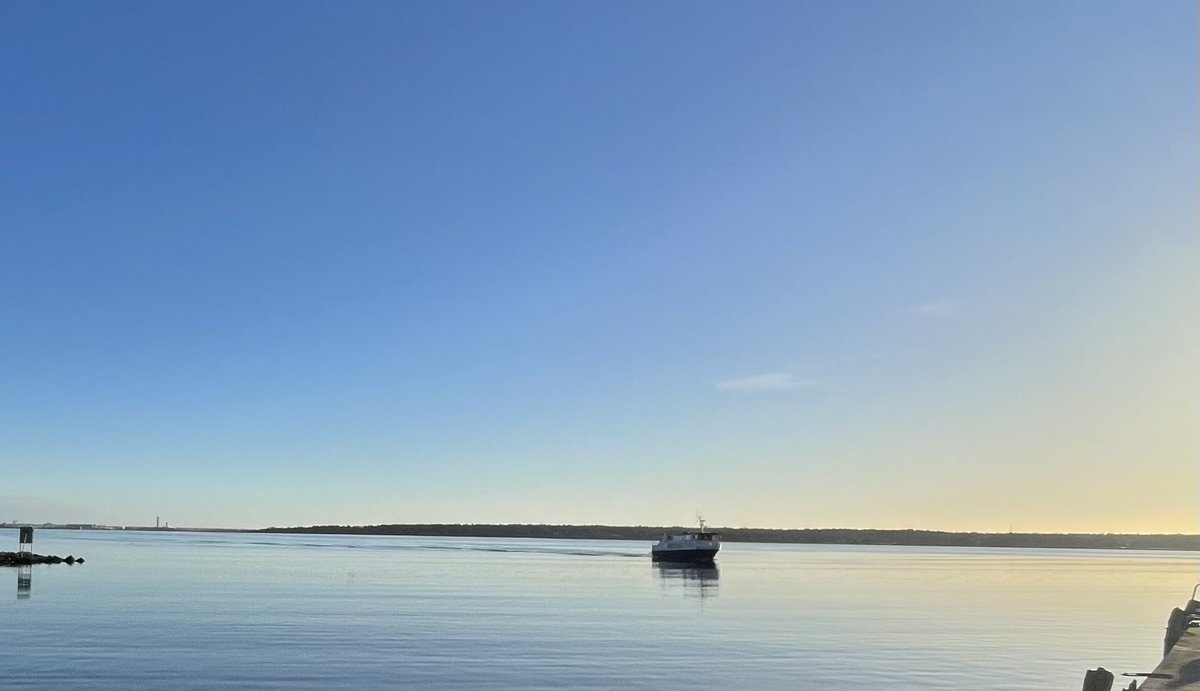 Härligt start på veckan. #Hasslöpendeln till Trossö. I fonden skymtar <a href="/NKT_Cables/">NKT</a> tornet - navet i den gröna omställningen -
