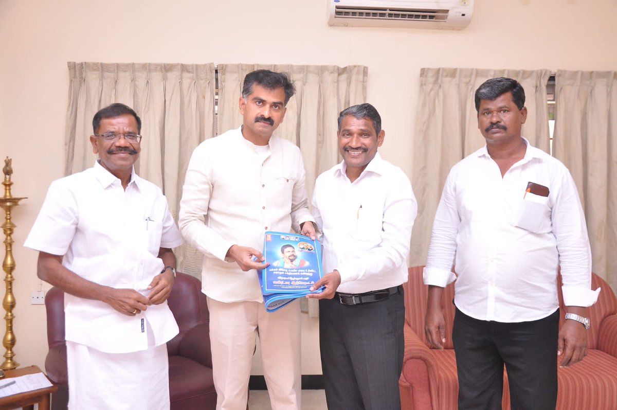 duraivaikooffl's tweet photo. மக்கள் விரோத ஃபாசிச பாஜக உள்ளிட்ட மதவாத சக்திகளை கண்டித்து நாளை விடுதலை சிறுத்தைகள் கட்சி நடத்தும் கண்டன ஆர்ப்பாட்டத்திற்கான அழைப்பிதழை விசிக துணைப் பொதுச்செயலாளர் வன்னிஅரசு அவர்களும், வி.சி.க தலைமை நிலையச் செயலாளர் தகடூர் தமிழ்ச்செல்வன் அவர்களும் நேரில் சந்தித்து வழங்கினார்கள். https://t.co/zylRK10Dwd