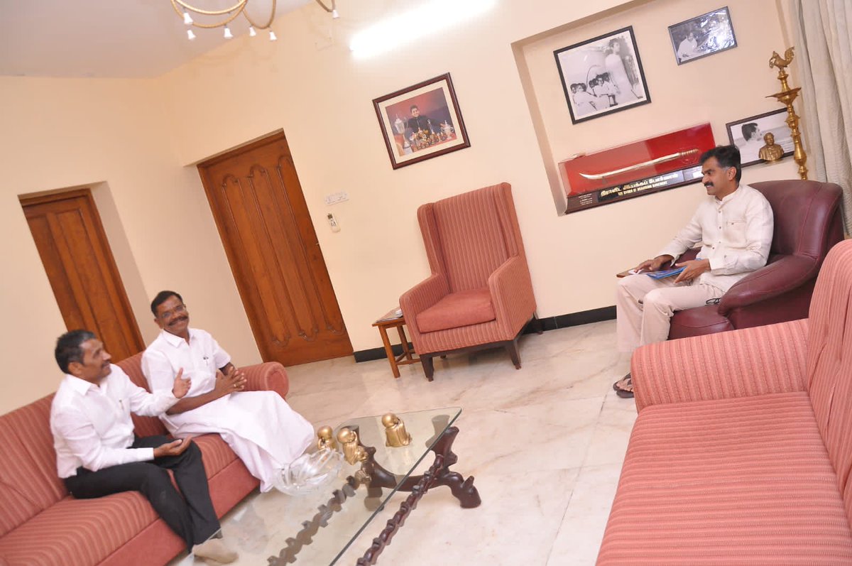 duraivaikooffl's tweet photo. மக்கள் விரோத ஃபாசிச பாஜக உள்ளிட்ட மதவாத சக்திகளை கண்டித்து நாளை விடுதலை சிறுத்தைகள் கட்சி நடத்தும் கண்டன ஆர்ப்பாட்டத்திற்கான அழைப்பிதழை விசிக துணைப் பொதுச்செயலாளர் வன்னிஅரசு அவர்களும், வி.சி.க தலைமை நிலையச் செயலாளர் தகடூர் தமிழ்ச்செல்வன் அவர்களும் நேரில் சந்தித்து வழங்கினார்கள். https://t.co/zylRK10Dwd