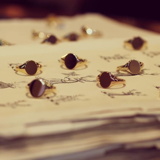MandCoJewellers's tweet photo. The ideal gift to celebrate a milestone birthday - it’s a signet ring. We can personalise them with initials, dates and even your family crest. Call us for more details on 01242 522821.
#signetrings #birthday #anniversary https://t.co/9MZE9POM2S