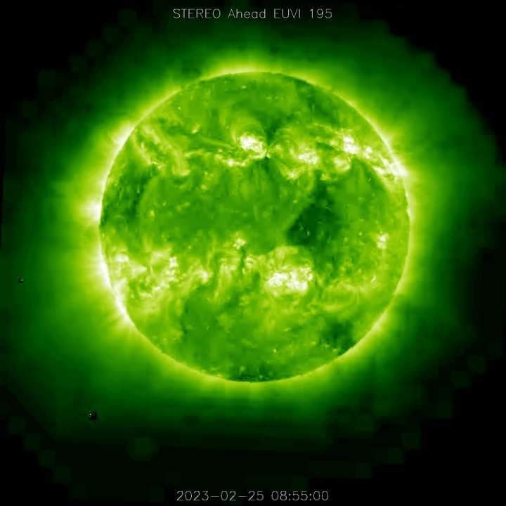 UniversloveLove's tweet photo. Querida familia, en las últimas 24 horas hemos tenido dos llamaradas Clase M, además de múltiples llamaradas Clase C y ahora un agujero coronal de frente a la Tierra que está provocando que empiece a subir el índice Kp. La actividad solar se va a mantener alta por los próximos https://t.co/Bl2c2m3GZl