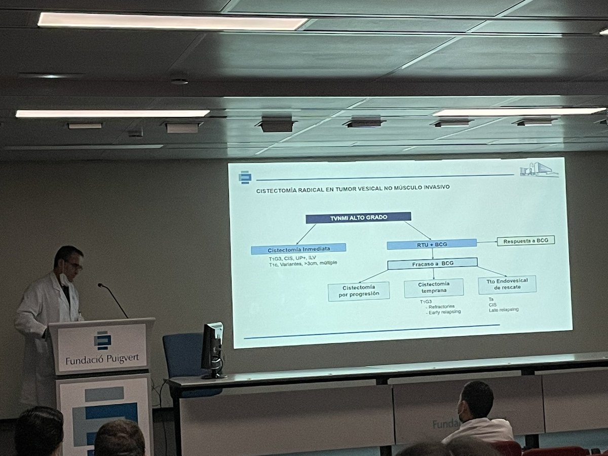 Empezamos la mañana con un caso clínico del dr @jorhuguet1 sobre el tratamiento de TVNMI de alto y muy alto riesgo, tratamos con BCG o vamos a cistectomia radical inmediata? @FPuigvert