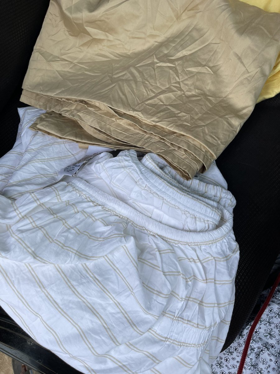 ChiradzaStanley's tweet image. We’ve very good quality preloved sheets . All sizes available from $10 set to $18 

 Call or WhatsApp +263783936832
#Zim #harare #qualitysheets