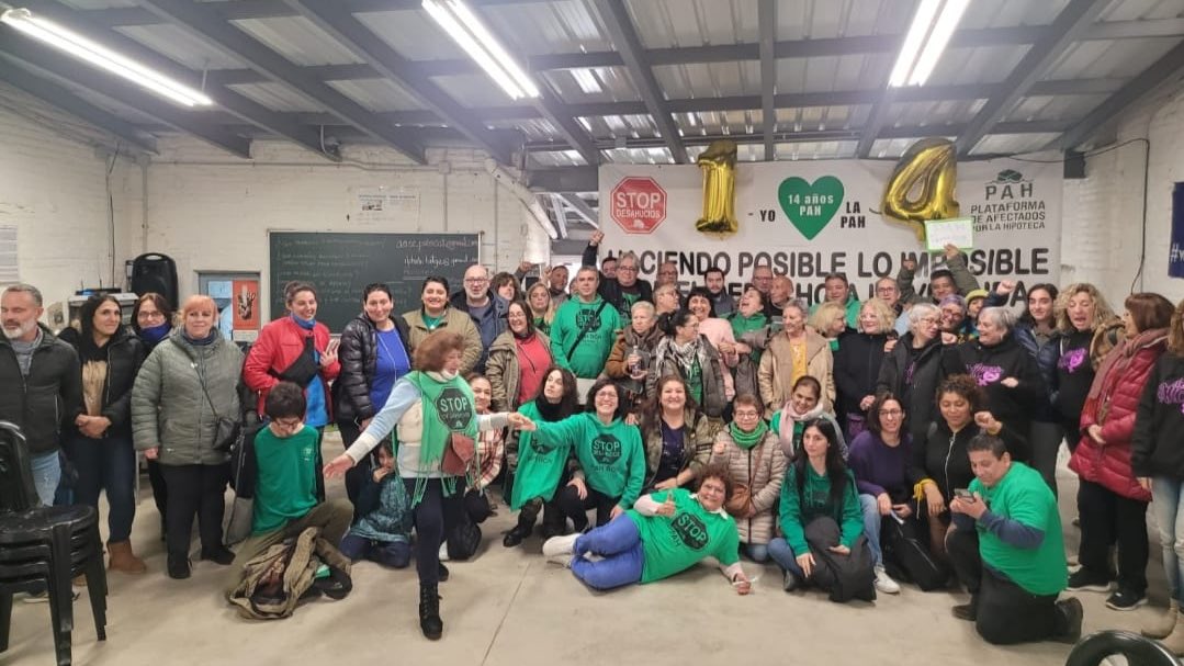 PAHC_Sabadell's tweet photo. Aquest cap de setmana ens hem trobat les @pahcatalanes per debatre estratègies, buscar eines i continuar fent xarxa per lluitar contra els voltors i defensar les nostres cases!! https://t.co/OfAVJgrLg6