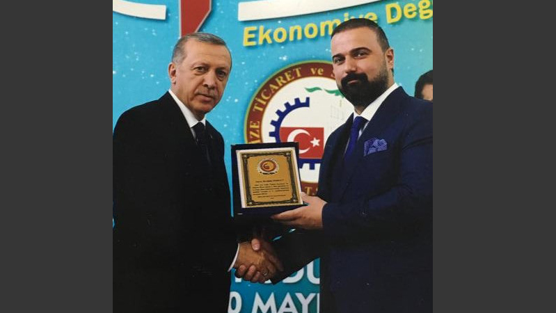 sesler_yurttan's tweet photo. "Hükümet İstifa" seslerine "foseptik farelerinin çığlıkları" diyen Rizespor'un başkanı İbrahim Turgut'un devletten birçok ihale aldığı ve Cumhurbaşkanı Erdoğan ile yakın ilişkileri olduğu biliniyor.

Turgut, Erdoğan'ın "Rezil ettik" dediği Ayder Yaylası'na otopark inşa etmişti. https://t.co/Dd5nJSmX5Z