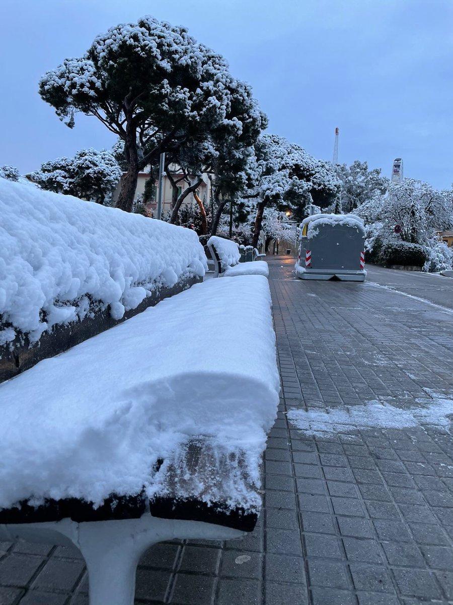 fansdeneu's tweet photo. Fotos a peu del Tibidabo aquest mati via @pol_gr ❄️🌨️😍❄️ https://t.co/NLzf1RcwdP