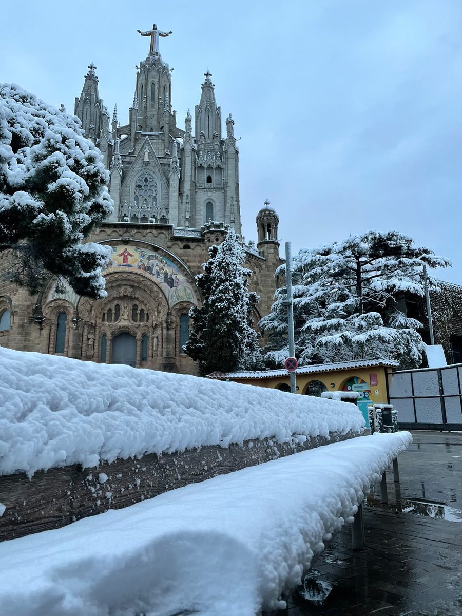 fansdeneu's tweet photo. Fotos a peu del Tibidabo aquest mati via @pol_gr ❄️🌨️😍❄️ https://t.co/NLzf1RcwdP
