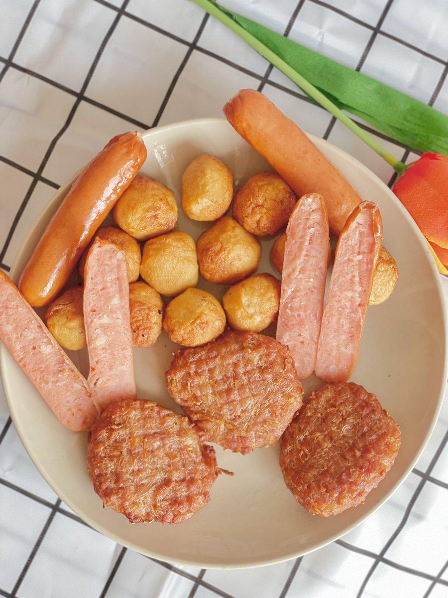 emiiamppx's tweet photo. ชาวขี้เกียจทำอาหารแบบเรา คือต้องลองนี่ หมูกระเทียมพริกไทยและเต้าหู้หมู ของPProk กับไส้กรอกอีสานของAFM จะบอกว่าเด็ดมาก หมูกระเทียมเหมือนไปกินที่ร้าน ไส้กรอกคือรสชาติมาเต็มอ่ะ เวฟหรือทอดก็ได้ เอาไปกินกับข้าวคือเริ่ด ต้องลอง🍢🪄 #เต้าหู้หมู #หมูกระเทียม #ไส้กรอกไก่อีสาน #PPORK #AFM https://t.co/2piqzBXj6i