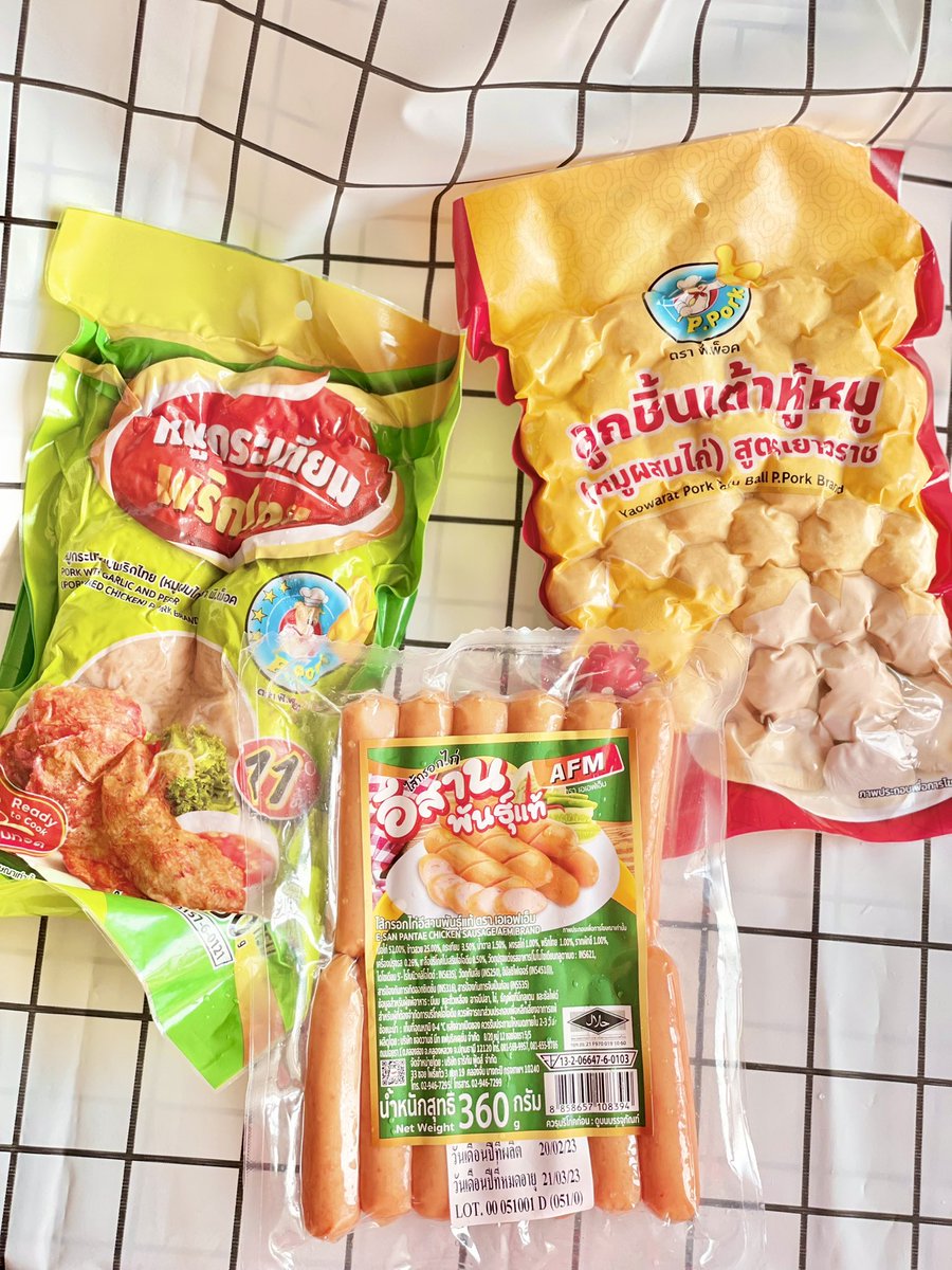 emiiamppx's tweet photo. ชาวขี้เกียจทำอาหารแบบเรา คือต้องลองนี่ หมูกระเทียมพริกไทยและเต้าหู้หมู ของPProk กับไส้กรอกอีสานของAFM จะบอกว่าเด็ดมาก หมูกระเทียมเหมือนไปกินที่ร้าน ไส้กรอกคือรสชาติมาเต็มอ่ะ เวฟหรือทอดก็ได้ เอาไปกินกับข้าวคือเริ่ด ต้องลอง🍢🪄 #เต้าหู้หมู #หมูกระเทียม #ไส้กรอกไก่อีสาน #PPORK #AFM https://t.co/2piqzBXj6i