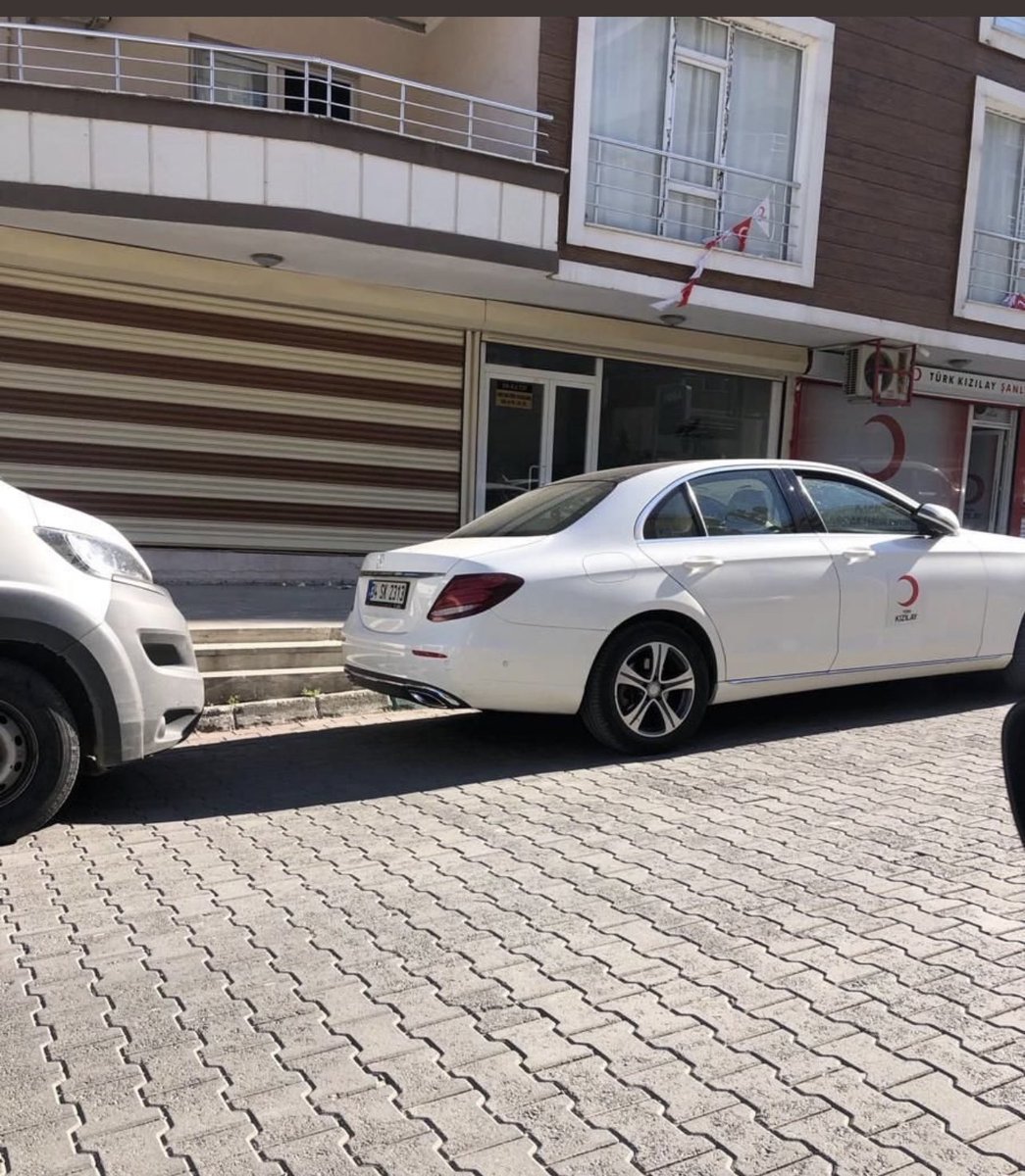 Yer Urfa Mayıs ayı… Çadır paraları nasıl mı harcanıyor? İşte böyle… Alt düzeyde bile Mercedes’ler…