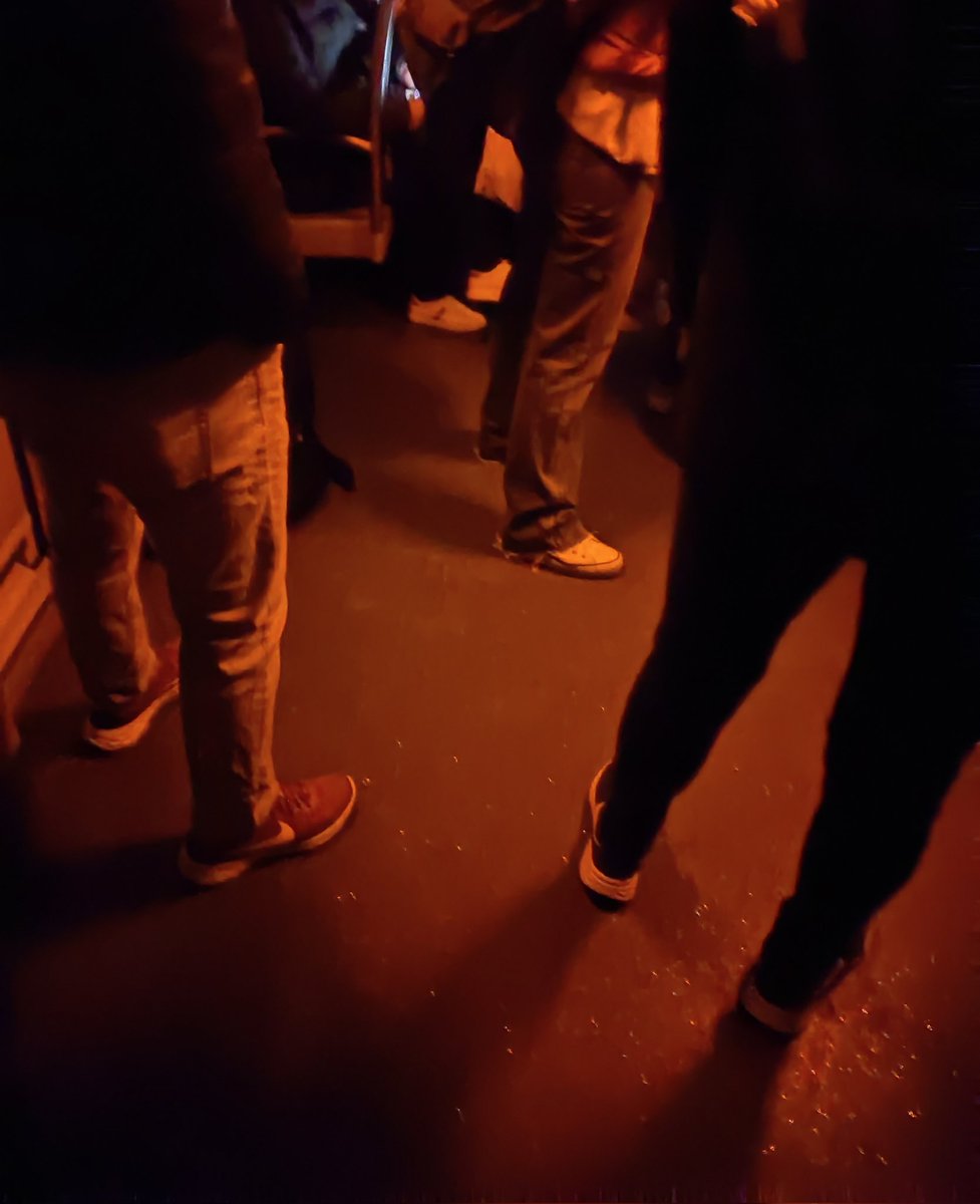 Mi metro se ha quedado sin luz 🙃🙃 
<a href="/Metrovalenshit/">Metrovalenshit</a>