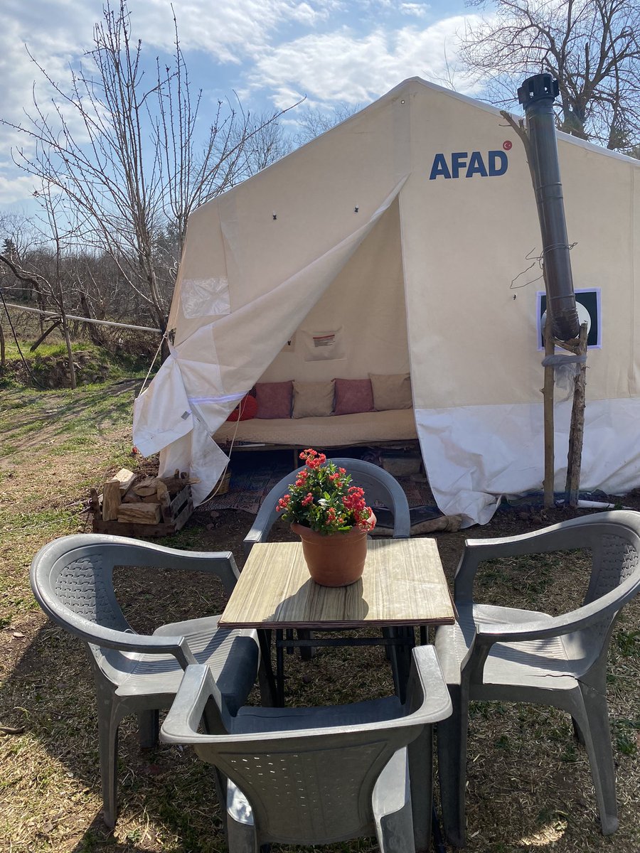 Günlük rutinlere dönmek işte tam olarak bu. Evin yıkılmış, sevdiklerin ölmüş, şehrin dağılmış ama sen insansın ve bitmeyen bir umudun var. Çadırını temizleyip önüne masayı atmışsın, çiçeğini güneşe çıkartmışsın ve yaşama tutunmaya devam ediyorsun. Kalbimiz sahiden de çok büyük.