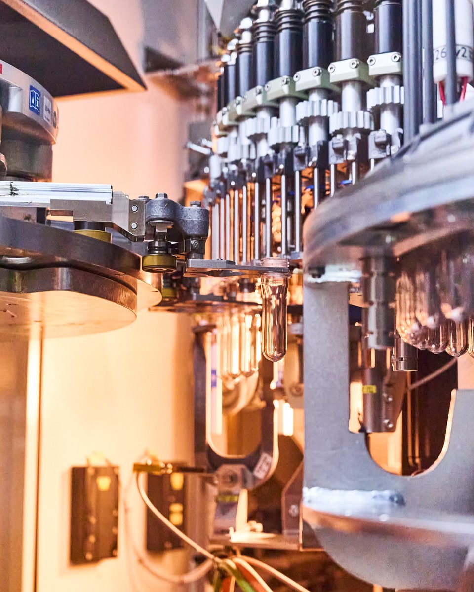 KronesAG's tweet photo. Our #Contiform has now been around for 4 generations & the latest one surpasses itself once again π€© Flexibility, hygiene, user-friendliness or digitalization - the blow moulder has been given a whole series of new features and optimisationsπ #Krones #KronesAG #GermanBlingBling https://t.co/FyoE4c4WL6