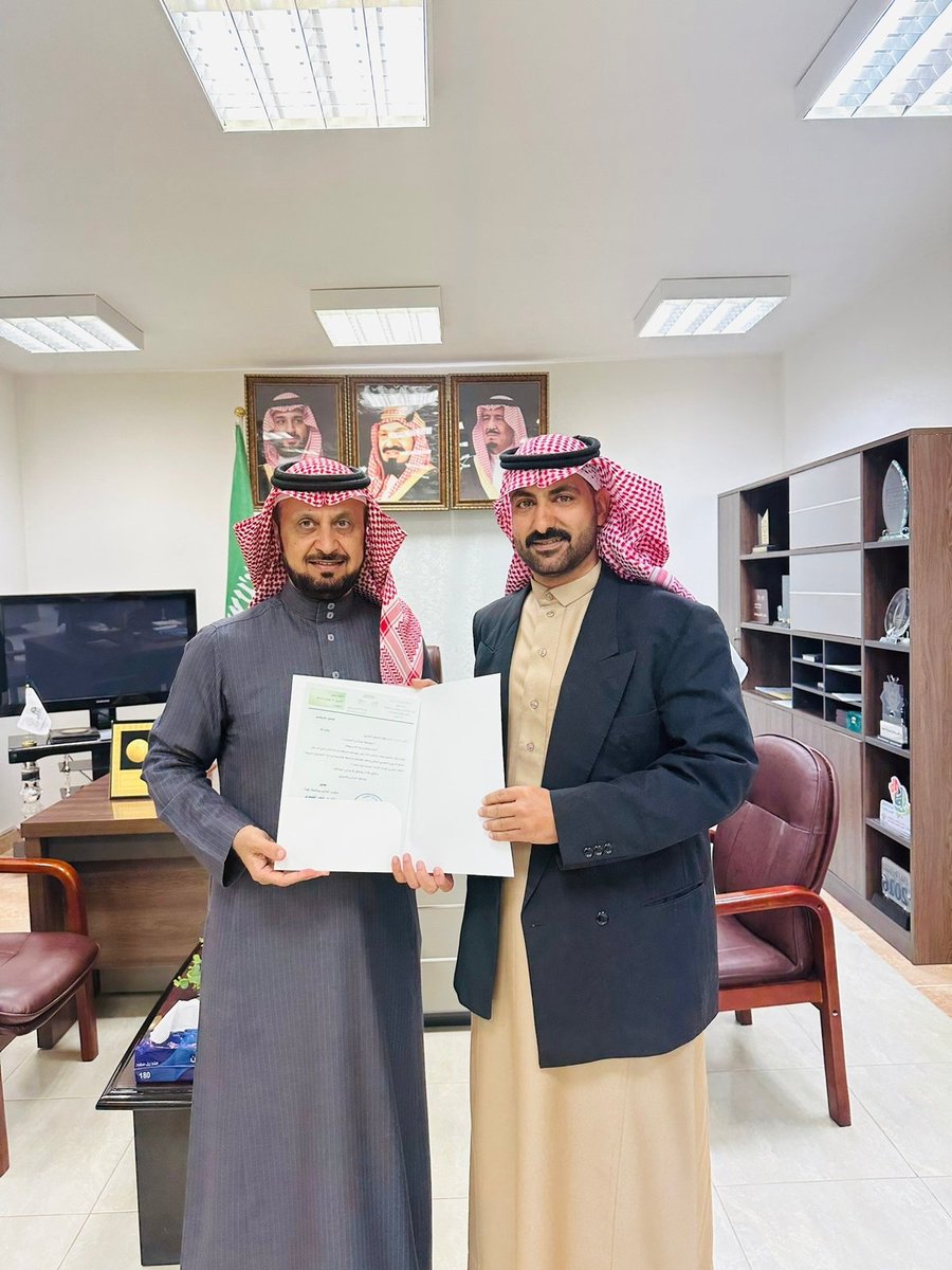 كرم مدير مكتب التعليم برفحاء خالد ناجي الشمري عدداً من المعلمين من مدارس القطاع وذلك لجهودهم المباركة وحسهم التربوي والتعليمي والوطني وذلك لتطوعهم في تقديم البرامج (التعليمية والتربوية) المقدمة للأيتام بجمعية #رؤوم بمحافظة #رفحاء سائلاً المولى عزوجل أن يجعل عملهم في ميزان حسناتهم