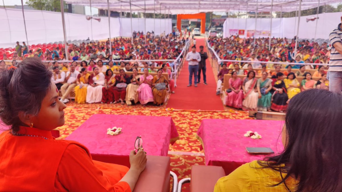 Pooja_shakun's tweet photo. हर हर महादेव l
बरेली में आयोजित #मातृशक्ति_सम्मेलन मैं मुख्य अतिथि के रुप में रहना हुआ l
महामंडलेश्वर डॉ अन्नपूर्णा भारती जी 
@Pooja_shakun @myogiadityanath
@druditatyagi @SureshChavhanke
#poojashakun  #BageshwarDhamSarkar 
#महाकाल  #dhirendrakrishnashastri #hatespeech #तलवार https://t.co/QMgchMSu3H