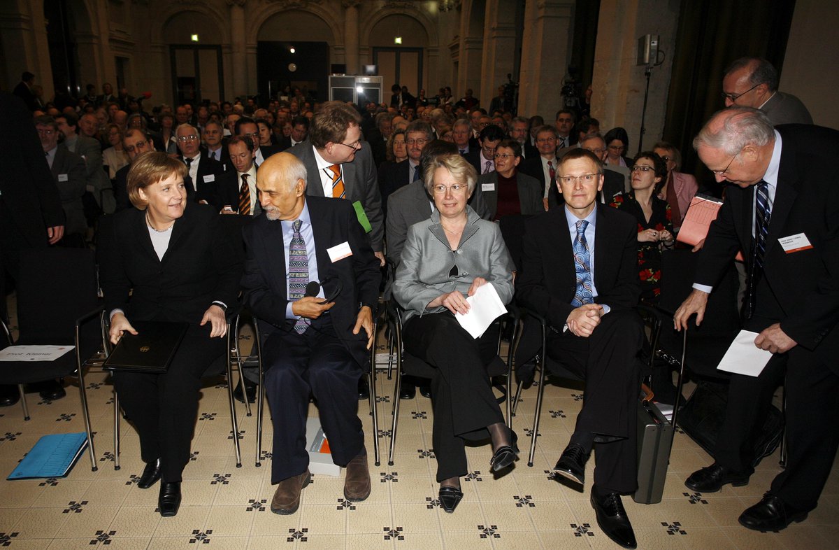 On this day in 2007, the ERC was launched by the EU. 

Its creation came after years of demands from the research community. 

We owe a lot to the early pioneers! 

Find out more about who they were and how they worked to create the ERC 👉 erc.europa.eu/news-events/ma…