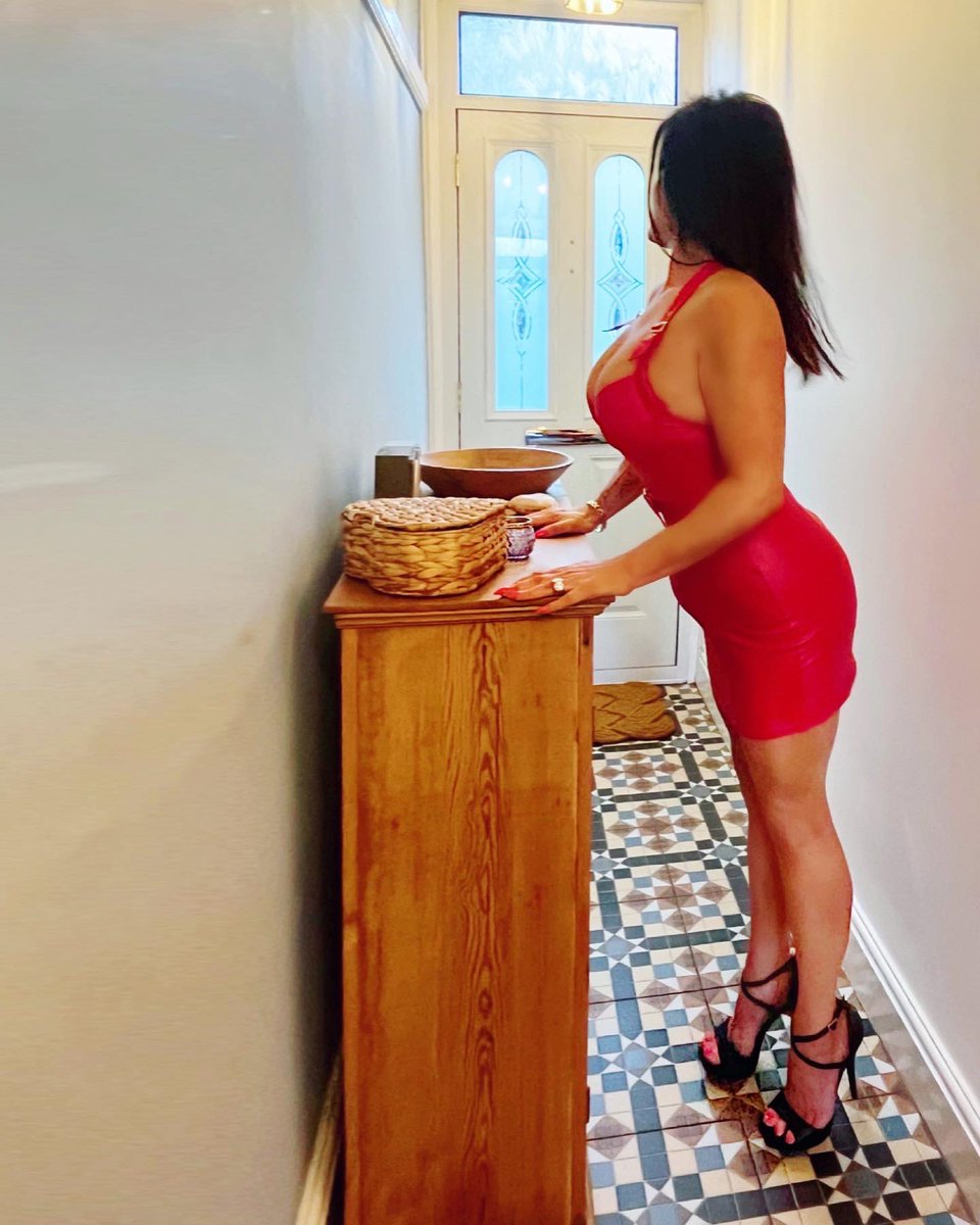 emmaillion's tweet photo. Red hot Monday🔥 - though might get snow today!🤣 Love these pics, my faves from this year so far ❤️ 
Dress @annsummers 
.
.
.
.
.
.
.
.
.
.

#red #selfie #curves #pose #picoftheday #minidress #style #glam #happy #hot #strong #fitgirl #heels #loveit #chic #beautiful https://t.co/imO0FXz0Lw