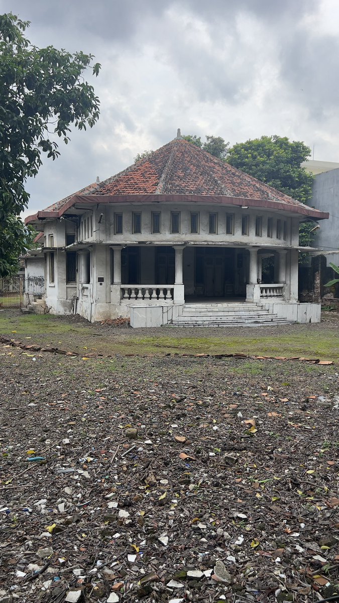 LostJakarta's tweet photo. This wonderfully designed house has been empty for nearly 20 years and it still survives as one of few original early 1900s residences on busy Jalan Kramat Raya. It screams for sustainable preservation! #jakarta #kramat #jakartaculturalheritage https://t.co/lL6YFFerHt