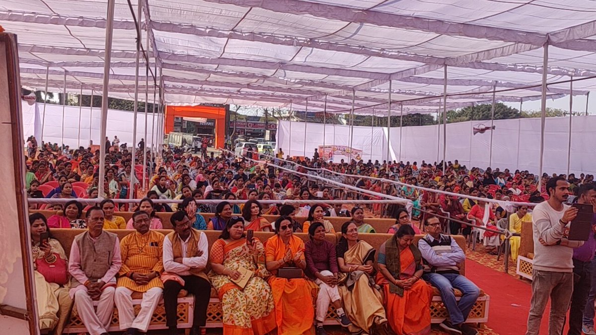 Pooja_shakun's tweet photo. हर हर महादेव l
बरेली में आयोजित #मातृशक्ति_सम्मेलन मैं मुख्य अतिथि के रुप में रहना हुआ l
महामंडलेश्वर डॉ अन्नपूर्णा भारती जी 
@Pooja_shakun @myogiadityanath
@druditatyagi @SureshChavhanke
#poojashakun  #BageshwarDhamSarkar 
#महाकाल  #dhirendrakrishnashastri #hatespeech #तलवार https://t.co/QMgchMSu3H