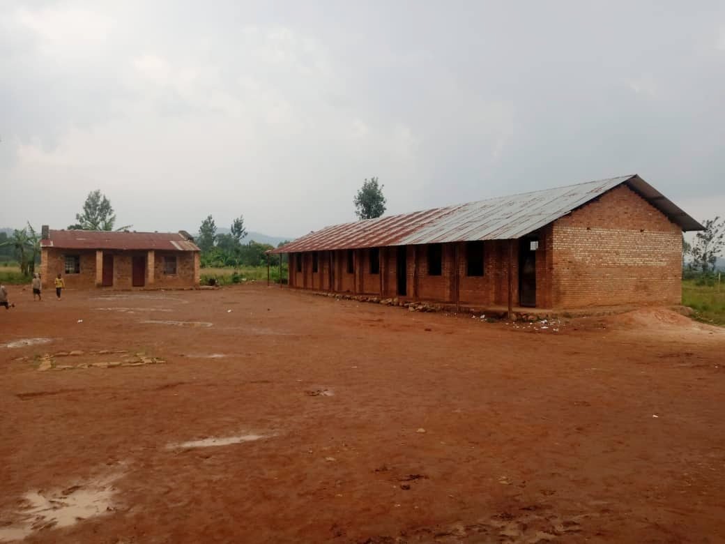 MagazineJimbere's tweet photo. 🏚️ L'Ecofo #Ntunda de la commune #Bweru (@KayanzaProvince) crie au secours: des classes insuffisantes et en mauvais état, dont une qui a été fermée suite à l'endommagement de la toiture par la pluie de ce 15/02/2023

📌 La direction: "Toute aide est la bienvenue"

#Burundi https://t.co/94Pn2FeEbm