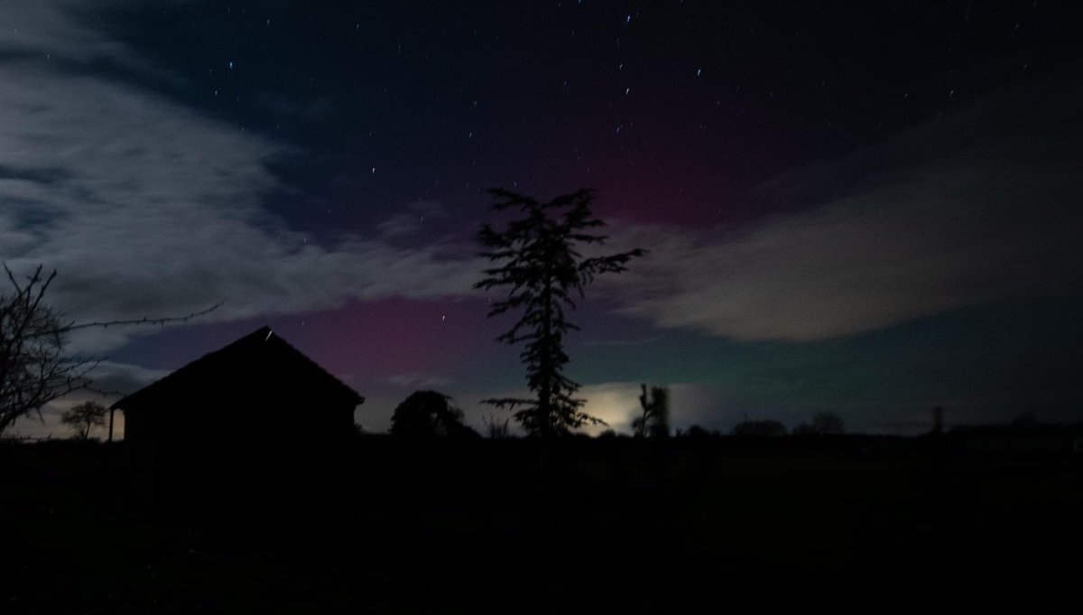 King28Sarah's tweet photo. Northern lights just outside my village, East Yorkshire. Taken around 11.30pm last night. First time ever managed to capture on camera,

#NorthernLights #Auroraborealis #eastyorkshire #photograghy #NightPhotography #northernlightsyorkshire #photos #aurora #nikon #northernlights https://t.co/c9fC04t42j
