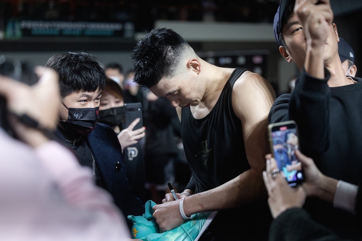 JLin7's tweet photo. Play for God https://t.co/aorDSouqrP