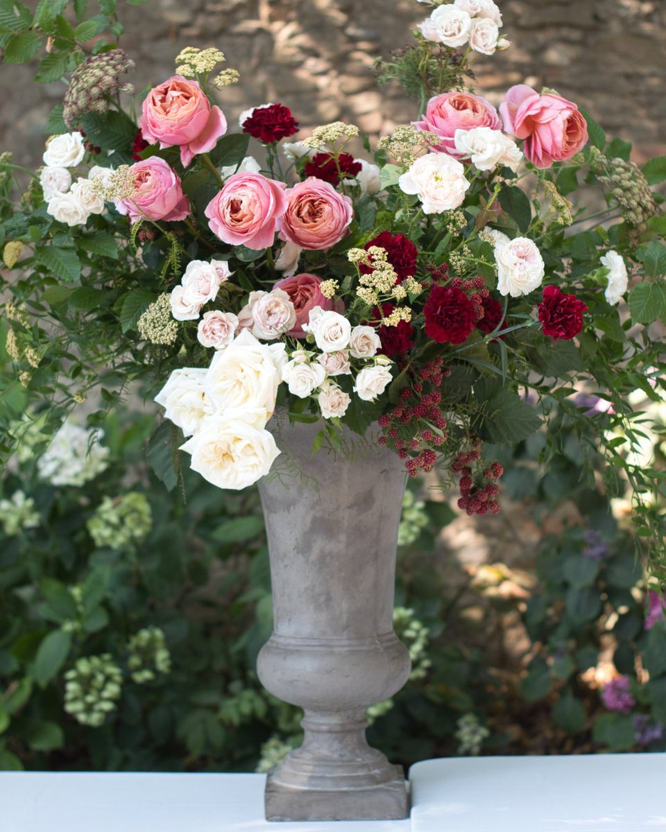 kairoswedding's tweet photo. Siamo entusiasti del colore @pantone dell'anno, viva il Magenta! 

Abbiamo iniziato a giocare con questo colore per questo matrimonio di luglio 2022 al @castellodellamanta e siamo pronti per i coloratissimi matrimoni del 2023!

______
Photo @_marika_emotional_photographer 
#magen https://t.co/wl40fn8bXZ