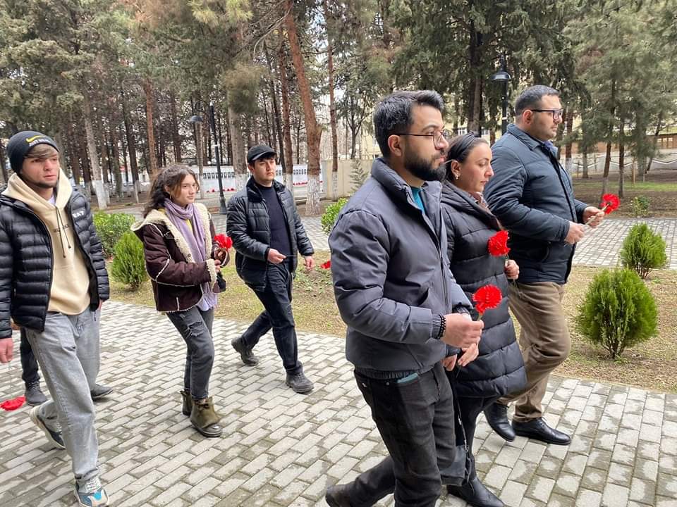 #GənclərimİZ Xocalı soyqırımının 31-ci ildönümü ilə əlaqədar Mingəçevir Şəhidlər xiyabanını ziyarət edib, soyqırım qurbanlarının xatirəsini hörmət və ehtiramla anıblar. 🥀

#AzGF #GİKM #MingəçevirGİKM #MingəçevirGəncləri #JusticeforKhojaly #KhojalyGenocide #ХоcalıyaӘdalat