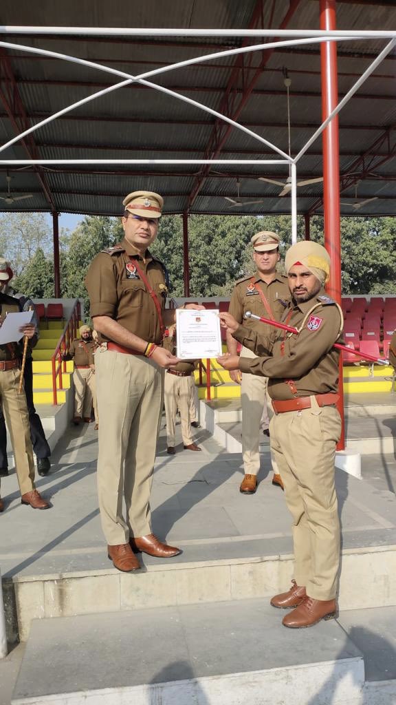 SangrurPolice's tweet image. By interacting with the police personnels, SSP heard their problems and encouraged them to do their duty well and certificates were given to officers for good work.

#GeneralParade #YourSafetyOurPriority….(2/2)
