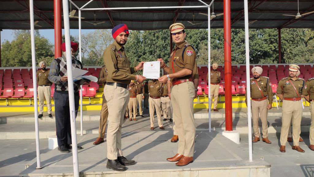 SangrurPolice's tweet image. By interacting with the police personnels, SSP heard their problems and encouraged them to do their duty well and certificates were given to officers for good work.

#GeneralParade #YourSafetyOurPriority….(2/2)