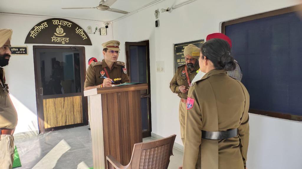 SangrurPolice's tweet image. By interacting with the police personnels, SSP heard their problems and encouraged them to do their duty well and certificates were given to officers for good work.

#GeneralParade #YourSafetyOurPriority….(2/2)