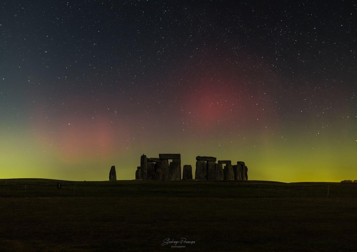 The Northern Lights over Stonehenge last night 😲😍❤️💚💙💛 📷 credit by Stonehenge Drone scapes  on FB
#Aurora #auroraborealis #northernlights #stonehenge #stars #astro #OMG #beautiful