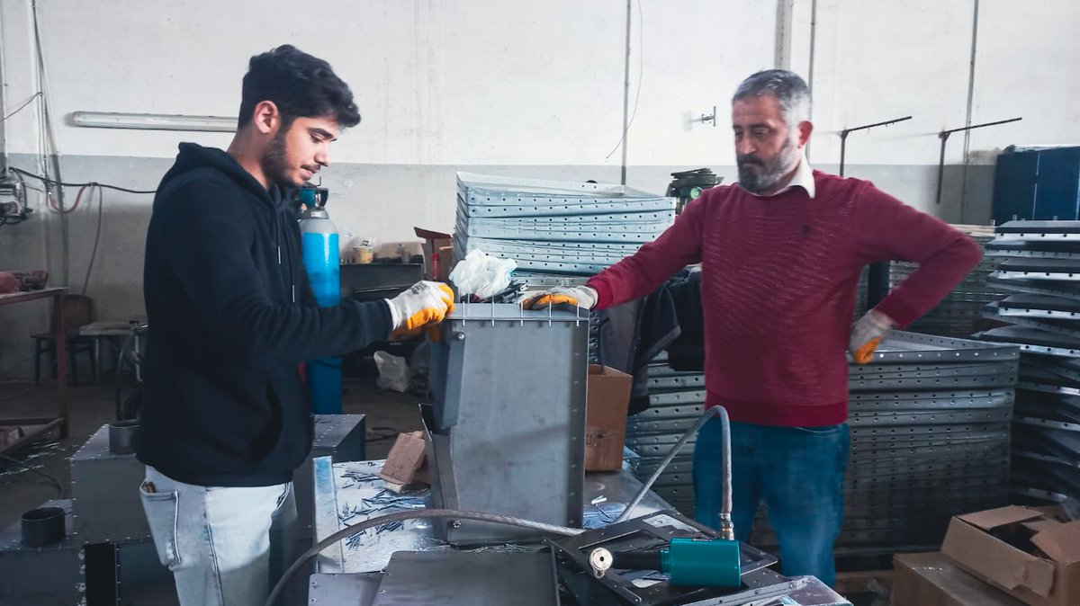 DenizliTip's tweet photo. Deprem bölgesi için yeniden ürettiğimiz çadır sobalarına yeni tasarımıyla destek veren mühendis dostumuza, üreten gönüllü yoldaşlarımıza, Avustralya'dan, Hollanda'dan, Arjantin'den mali destek sağlayan parti dostlarımıza teşekkürler! Dayanışma yaşatacak, dayanışma ısıtacak! ✌️✊ https://t.co/aqKuXPOjng
