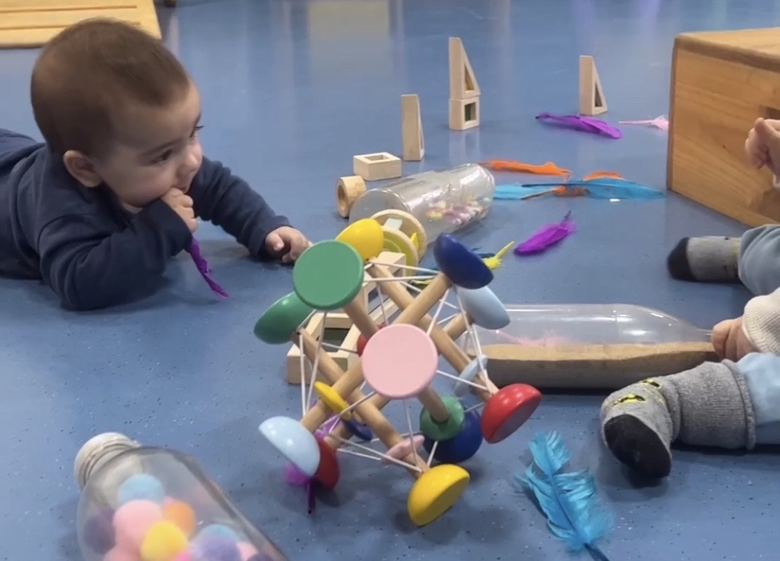 Los bebés exploran y descubren el mundo. Les estamos brindando la oportunidad de aprender de forma activa y adaptada a su nivel de desarrollo. ¡Anima a tu pequeño científico a experimentar, explorar y descubrir todo lo que el mundo tiene para ofrecer! 🌍👶 #AprendizajeActivo