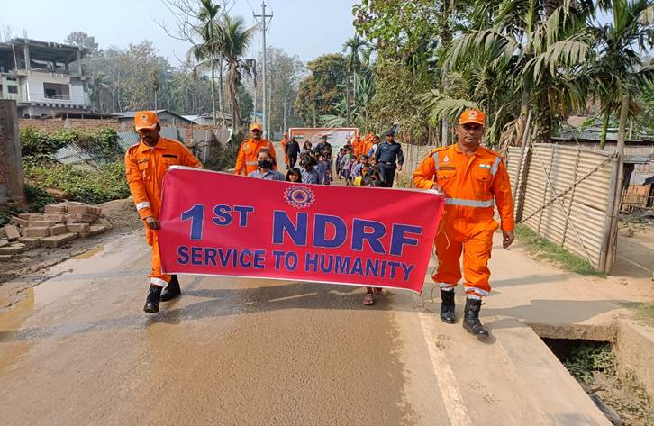 01NDRF's tweet photo. 1st BN NDRF Under School outreach programme, carried out a  awareness drive with school children's and teachers of Ganesh Mandir school #Changsari  #Guwahati # in view of upcoming rainy season
आपदा_सेवा_सदैव_सर्वत्र🇮🇳
@BSF_Guwahati
@CISFHQrs
@DDNewslive
@PIB_Guwahati
@NDRFHQ https://t.co/IjzqD2GHPS