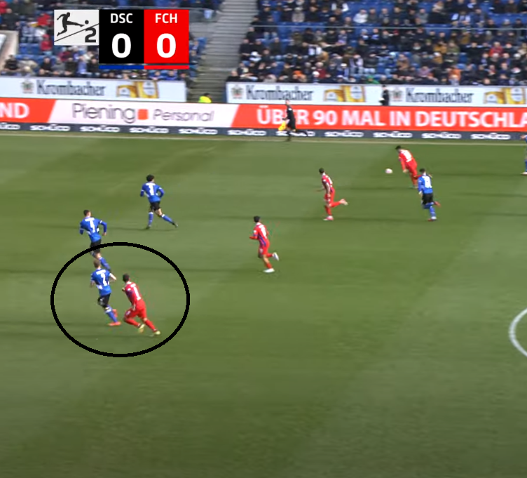 SlubberBero's tweet photo. Dieses Gegentor war schon wieder... #DSCFCH #Arminia
Hier in der Entstehung ist Klünter noch sehr nahe an Schimmer dran und macht erstmal nichts falsch, aber er guckt in dem ganzen Angriff von Heidenheim nicht EINMAL was Schimmer macht. https://t.co/DkfbddWOX3