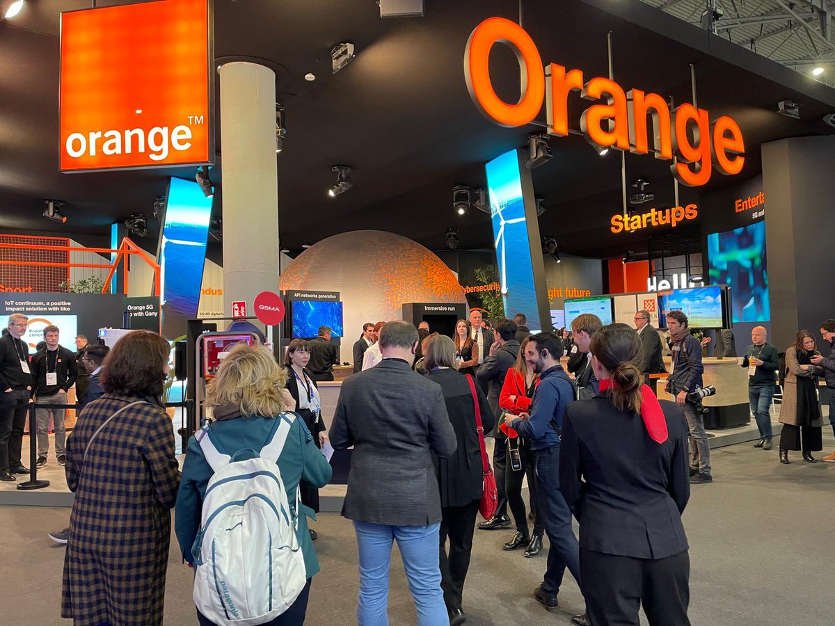 GSMAEurope's tweet image. #EIF2MWC tour starts at @orange booth.
Here MEPs are exploring 2 demos:
🤖 Industry 4.0: interactive demo based on #5G and remote control of objects
🌱Green transition: innovative solution to reduce energy consumption based on #IoT.
Impressive experience 👏 #MWC23
