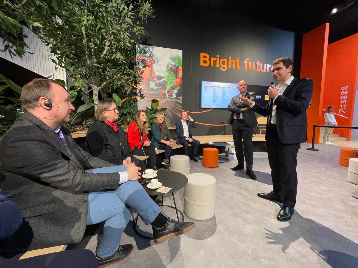 GSMAEurope's tweet image. #EIF2MWC tour starts at @orange booth.
Here MEPs are exploring 2 demos:
🤖 Industry 4.0: interactive demo based on #5G and remote control of objects
🌱Green transition: innovative solution to reduce energy consumption based on #IoT.
Impressive experience 👏 #MWC23