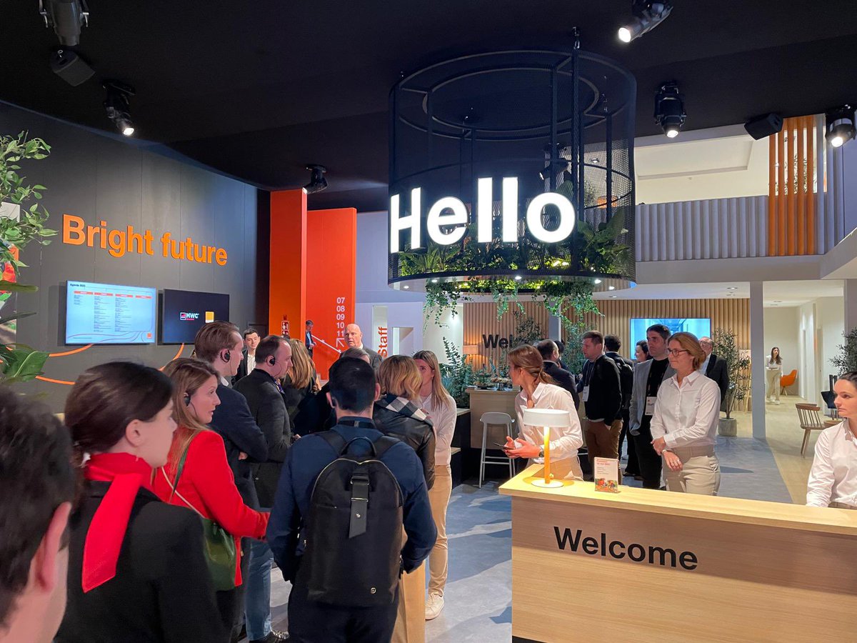 GSMAEurope's tweet image. #EIF2MWC tour starts at @orange booth.
Here MEPs are exploring 2 demos:
🤖 Industry 4.0: interactive demo based on #5G and remote control of objects
🌱Green transition: innovative solution to reduce energy consumption based on #IoT.
Impressive experience 👏 #MWC23