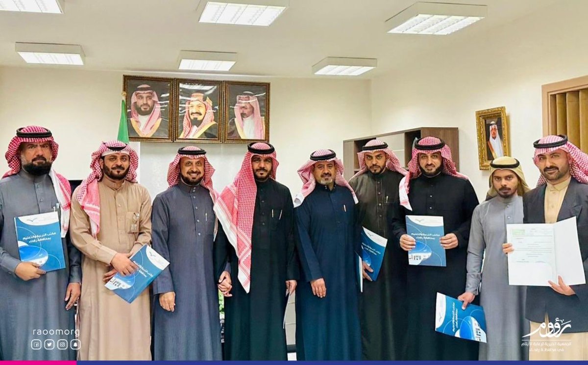📸 | مدير مكتب التعليم يكرّم
المعلمين المتطوعين لتقديمهم البرامج التعليمية للأيتام في المركز التعليمي .
شكراً لعطائكم 🍃🤍