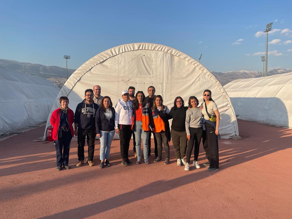 #DEÜ Edebiyat Fak. Sosyoloji ve Psikoloji Bölümleri, Tıp Fak. Acil Tıp Anabilim Dalı, İktisadi ve İdari Bilimler Fak. Çalışma Ekon. ve End. İlişk. Böl. hocalarımız ve öğrencilerimiz, deprem bölgesindeki psiko-sosyal faaliyetleri yerinde inceledi ve çalışmalara katkı sundu.