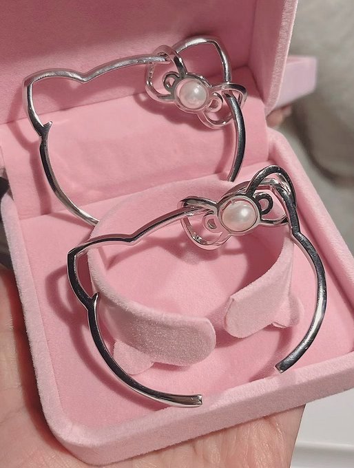 PopsiMary's tweet photo. hello kitty bracelet https://t.co/tWgLWTtlm0