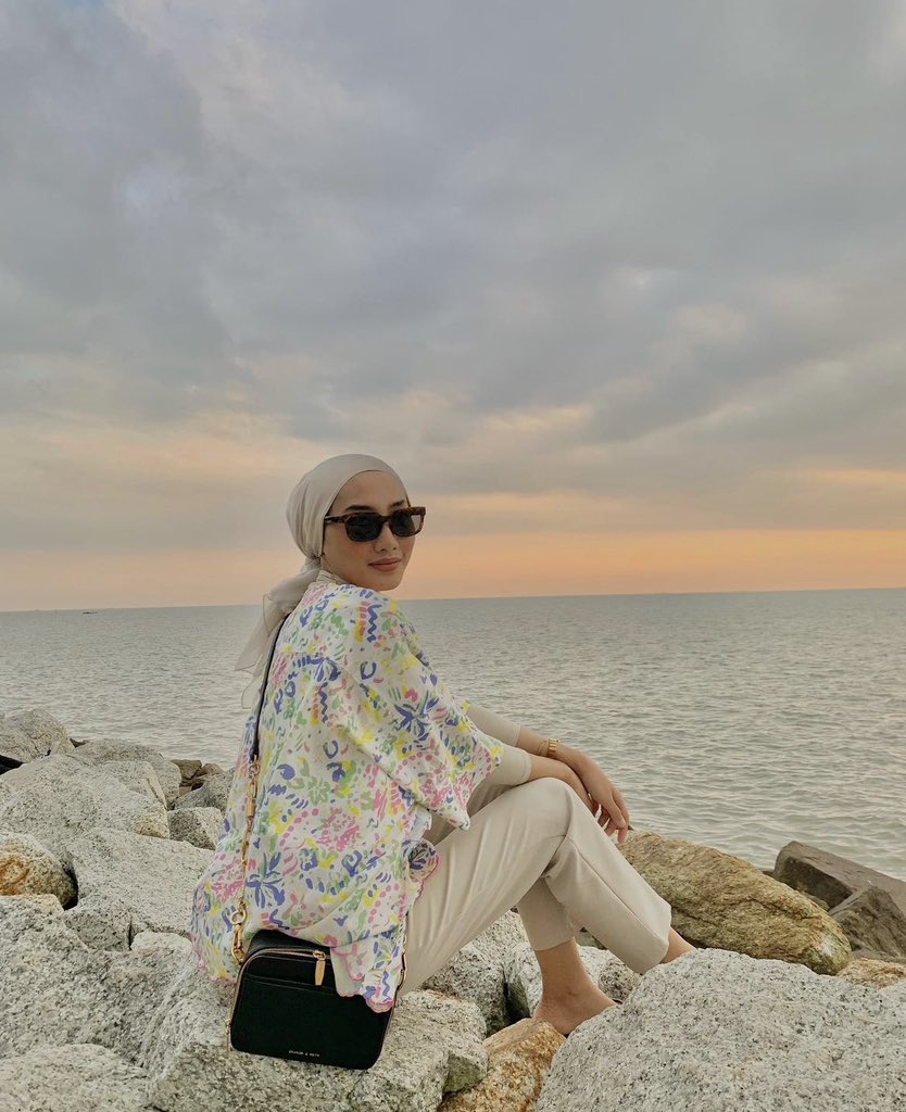 CoveredScarf's tweet photo. We think a great scarf ties has the ability to complete an outfit and give it that final touch it needs 🤩 

Just look at how put-together @faawany looks in this neutral ensemble 🥰 https://t.co/NZAU9r0hV2