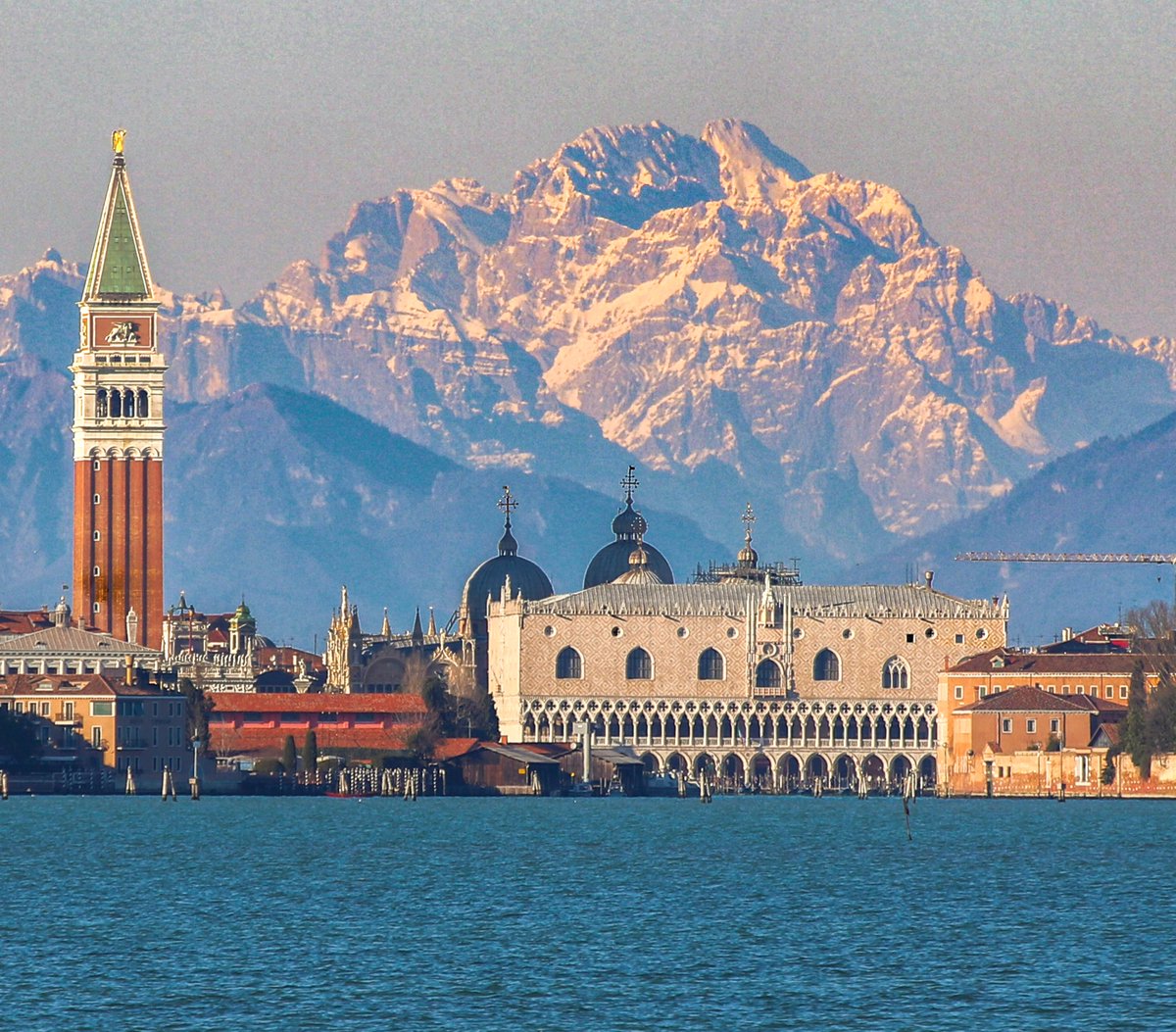 DucaleVenezia's tweet photo. #BuonLunedì
“Se dovessi cercare una parola che sostituisce musica potrei soltanto pensare a #Venezia”. Friedrich #Nietzsche.

Certe giornate, la città lagunare e le Dolomiti ci regalano questo panorama mozzafiato.  
#MondayMotivation #stravedamento #27febbraio https://t.co/xW0Tr1eCQm