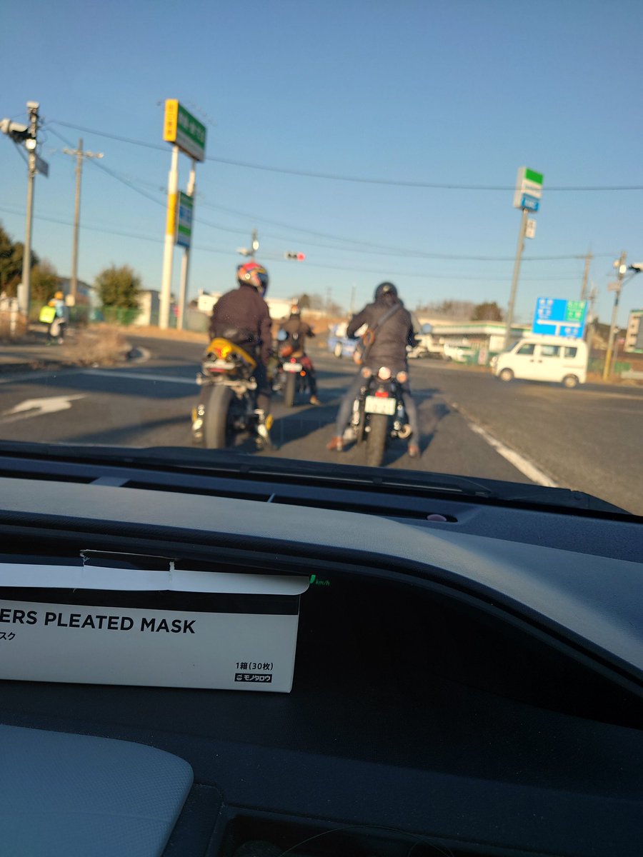 vanbee_BaliusA3's tweet photo. 三重への牡蠣ツーリングの朝、まさかのエンジンかからずで車参戦の俺😭 https://t.co/Dp1GWaYZkQ