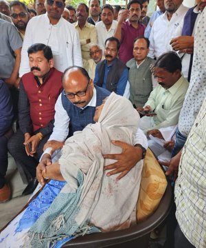 Bahujanpolitics's tweet photo. #ब्रेकिंगन्यूज़_बसपा-पूर्व बसपा विधायक राजू पाल हत्याकांड के मुख्य गवाह उमेश पाल की विगत दिनों में उनकी गोली मारकर हत्या कर दी गई थी।
आज उत्तर प्रदेश के बसपा प्रदेश अध्यक्ष विश्वनाथ पाल प्रयागराज स्थिति उनके घर पहुंच कर पीड़ित परिवार के बीच शोक संवेदना व्यक्त करी। https://t.co/jy2nOobNYQ