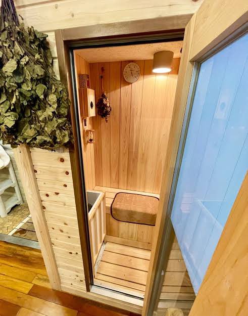 sauna_frontier's tweet photo. Twitterサウナ日記56日目🎉
本日紹介するのは、銭湯で個室でこもれるサウナ「東京浴場」
電話ボックスのような形のサウナで1人ロウリュ楽しみながら、スピーカーで音楽も聴けます！
水風呂は樽で全身を包み込む😌
そして、最後は沢山の漫画を読んで整うべし！
#東京浴場
#西小山
#東京サウナ https://t.co/F7HOcMyqbz